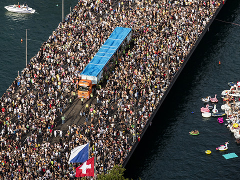 La 28e Street Parade de Zurich réunit une foule de fans de techno