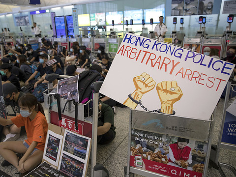 Deuxième journée de chaos à l'aéroport de Hong Kong