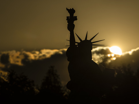 Le poème de la statue de la Liberté détourné pour défendre Trump