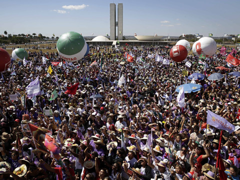 Les femmes du monde rural manifestent contre Bolsonaro à Brasilia