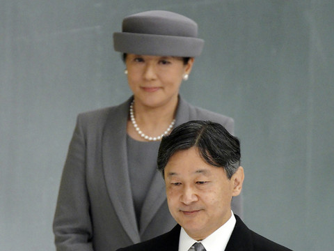 Le nouvel empereur exprime de 