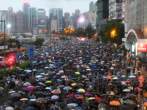 Hong Kong: la plus grande manifestation pro démocratie depuis des semaines