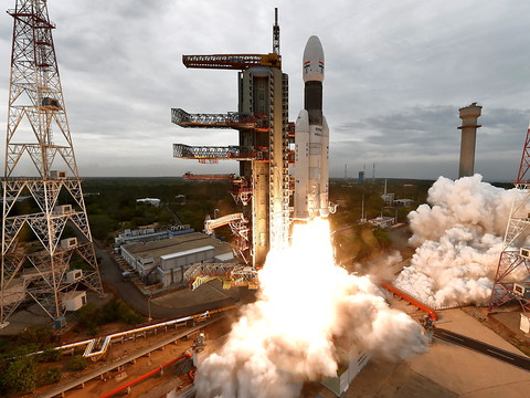 Une sonde indienne réussit à se placer en orbite lunaire