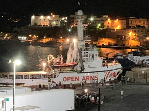 Les migrants de l'Open Arms débarquent à Lampedusa