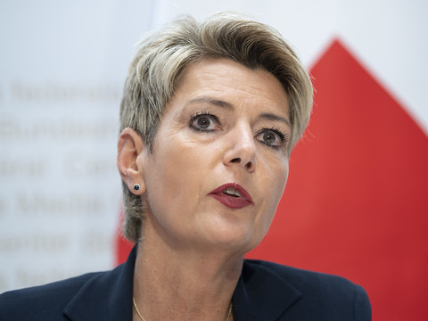 Karin Keller-Sutter appelle à frapper fort contre les hooligans