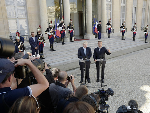 Macron et Johnson affichent un ton plus conciliant sur le Brexit