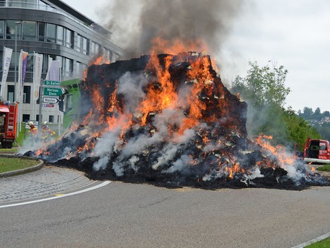 Cinq tonnes de paille en feu sur un camion à Teufen (AR)