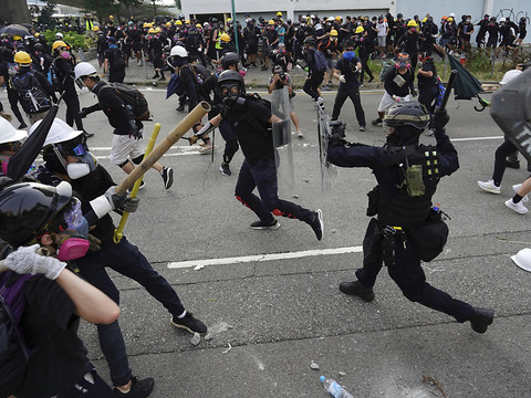 Nouveau face-à-face tendu entre manifestants radicaux et policiers