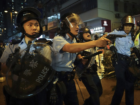 La police de Hong Kong tire avec une arme à feu, une première
