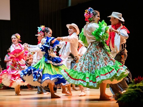 Public ravi aux Rencontres de folklore internationales à Fribourg
