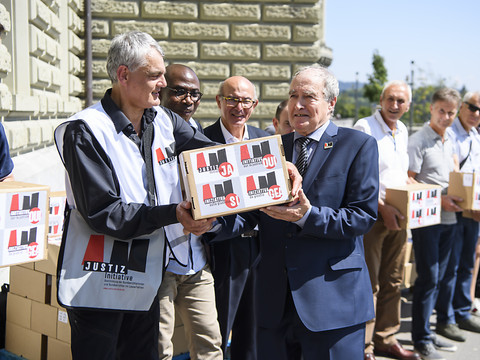 Quelque 128'000 signatures pour des juges élus par tirage au sort