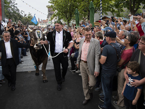 La foule acclame Christian Stucki à Lyss