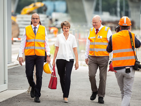 Simonetta Sommaruga visite le chantier Alptransit au Ceneri
