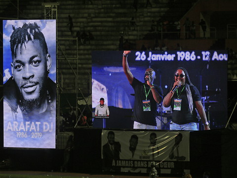 Milliers de fans aux funérailles de DJ Arafat, star du coupé-décalé