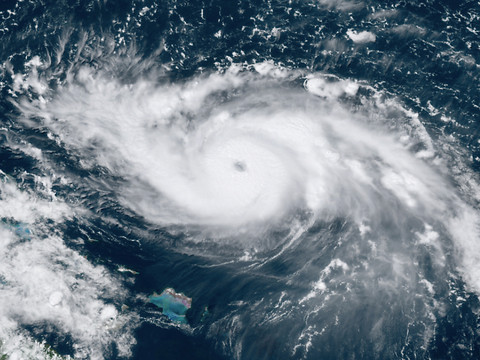 Dorian change de trajectoire, pourrait longer les côtes de Floride