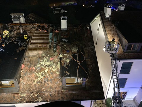 Un incendie détruit la toiture d'un immeuble à Conches (GE)