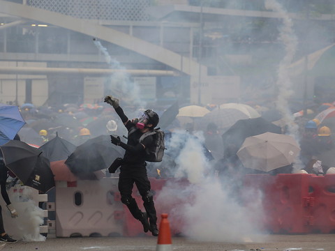 Chaos à Hong Kong: barricade incendiée et cocktails Molotov