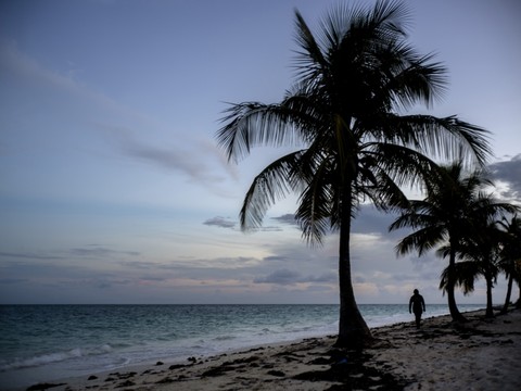 L'ouragan Dorian menace les Bahamas, pourrait épargner la Floride