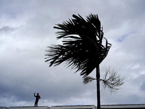 L'ouragan Dorian passé en catégorie 5 s'abat sur les Bahamas
