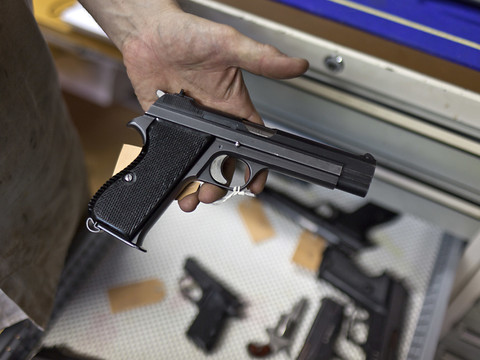 La police doit rendre son pistolet à un ancien patron de bar