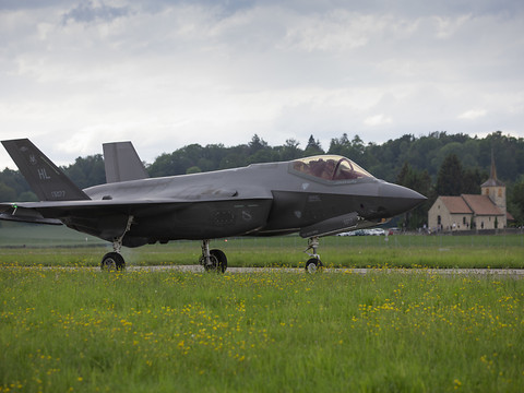 L'acquisition de nouveaux avions de combat soutenue en commission