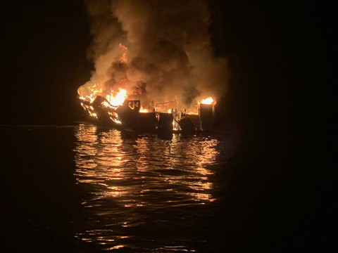 Un bateau de tourisme s'embrase en Californie: au moins huit morts