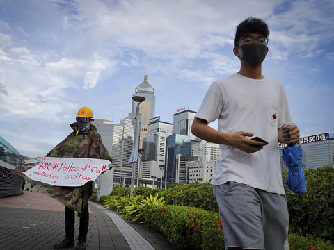 Pékin soutient la cheffe de Hong Kong, mais menace d'intervenir