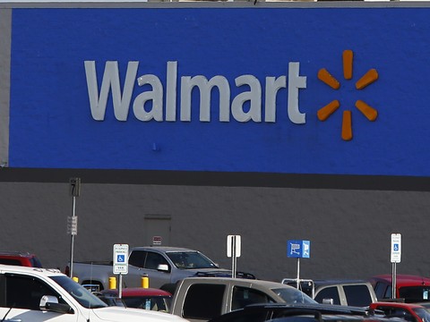 Walmart cesse de vendre des munitions, débat sur les armes relancé