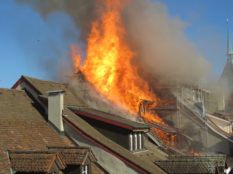 Le feu ravage deux bâtiments en rénovation en vieille ville d'Aarau