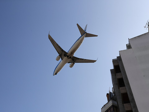 L'UNIGE veut réduire ses émissions de CO2 dues aux voyages en avion
