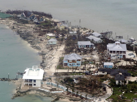 Après avoir ravagé les Bahamas, Dorian s'approche de la Floride