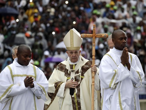 Au Mozambique, le pape s'insurge contre la vengeance