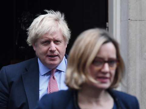 En désaccord avec Johnson, la ministre britannique du travail part