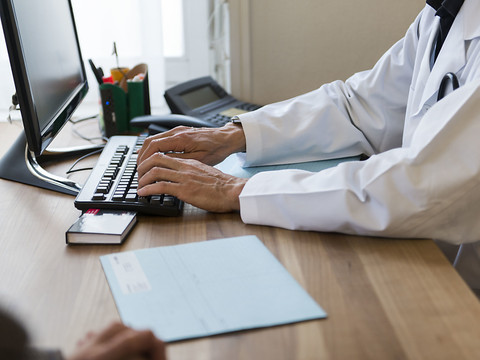 Les assureurs ne devraient pas pouvoir sélectionner les médecins
