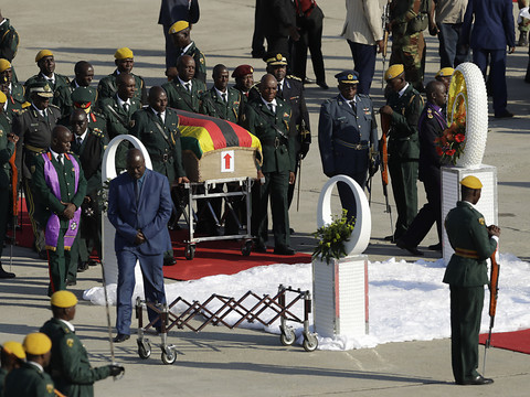 La dépouille de Mugabe de retour au Zimbabwe pour des funérailles