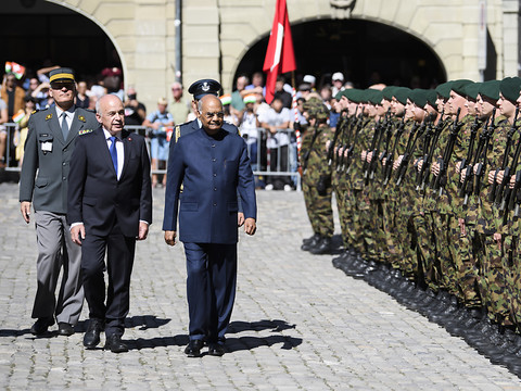 Le président indien reçu avec les honneurs militaires à Berne