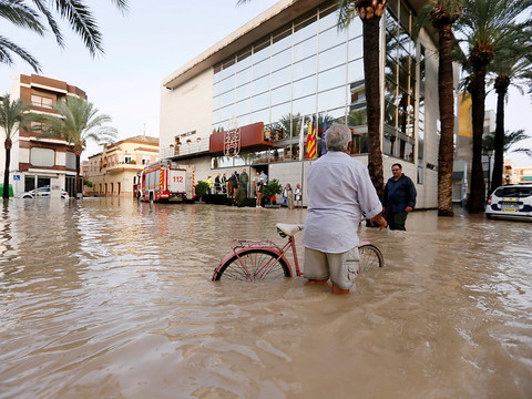 Inondations en Espagne: six morts, Pedro Sanchez se rend sur place