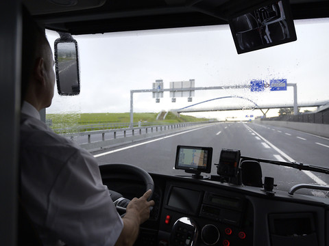 Un chauffeur d'autocar roulait sans permis de conduire