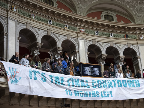 Débat interrompu au National à cause d'activistes sur la tribune