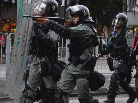 Affrontements pour le 16e week-end de manifestations à Hong Kong