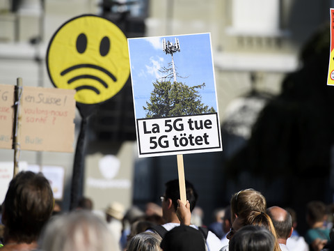 Des milliers de personnes manifestent à Berne contre la 5G