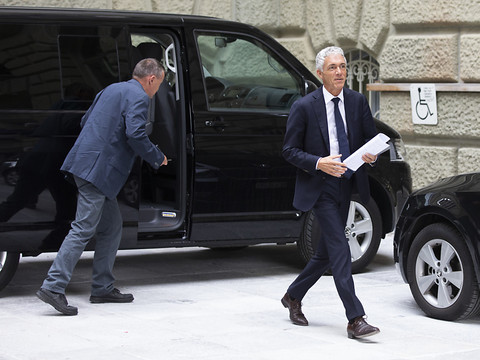 Une courte majorité des socialistes veulent réélire Michael Lauber