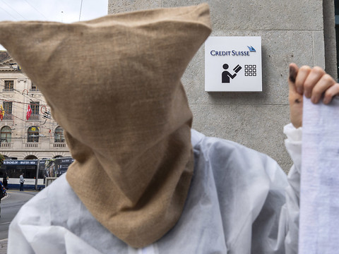 Action de protestation devant les deux grandes banques suisses