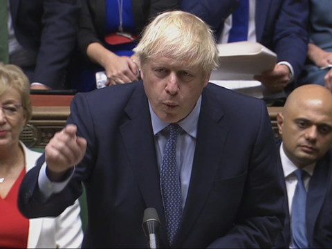 Brexit: Boris Johnson persiste et signe devant le Parlement