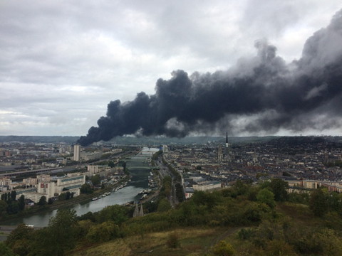 Incendie maîtrisé dans une usine à haut risque à Rouen