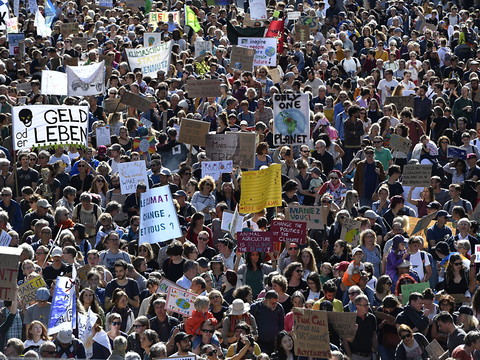 Près de 100'000 personnes réunies par la cause climatique à Berne