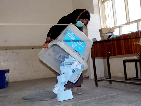 Les Afghans ont voté sous la menace des attentats et de la fraude