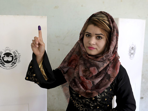 Une présidentielle afghane sans gros incident mais avec une abstention record