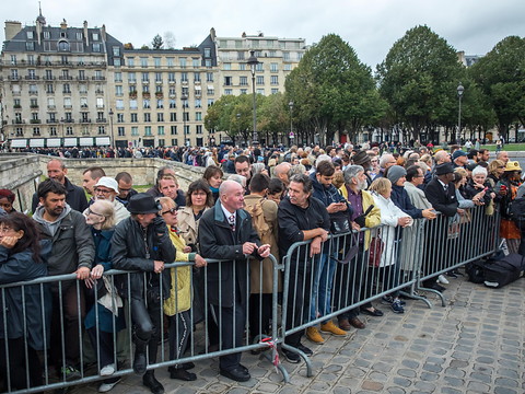 Affluence impressionnante pour saluer Chirac aux Invalides