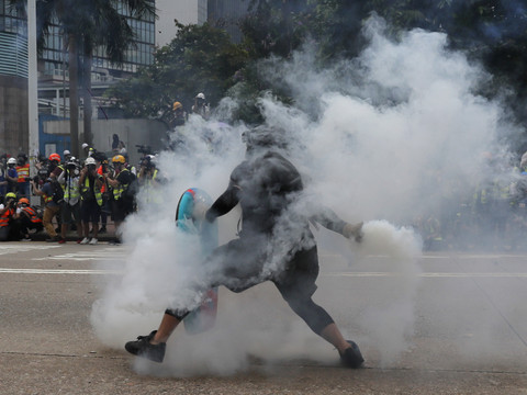 Hong Kong: affrontements à deux jours du 70e anniversaire de la Chine communiste